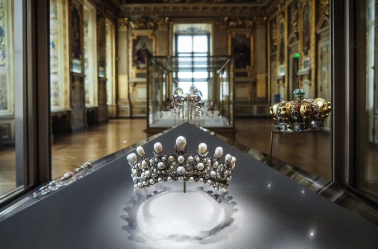 french crown jewels: The stolen French crown jewels on display in the Louvre. CNN.
