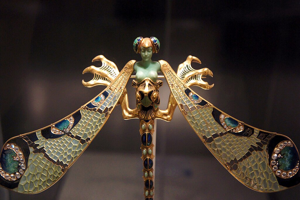 Art Nouveau jewelry: René Lalique, Dragonfly-Woman corsage ornament, c. 1897–1898, Calouste Gulbenkian Museum, Lisbon, Portugal.
