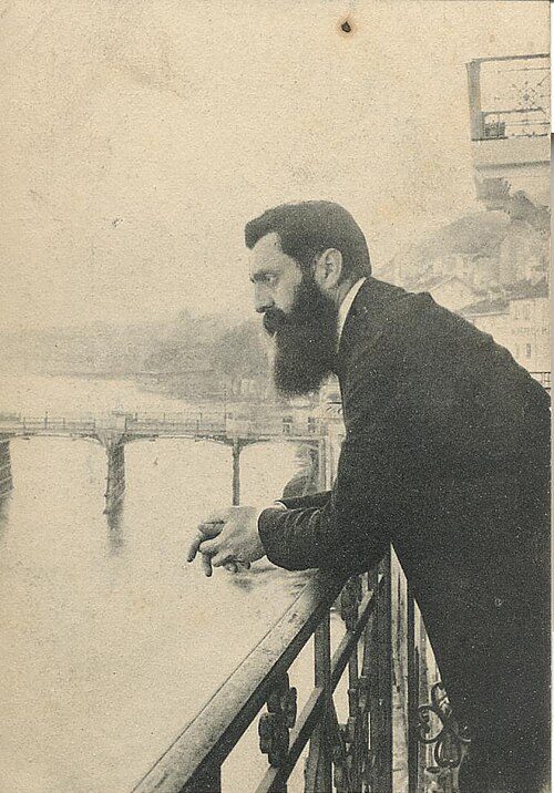 Ephraim Moses Lilien: Ephraim Moses Lilien, photograph of Theodor Herzl during the Fifth Zionist Congress, 1901, Basel, Switzerland. Wikimedia Commons (public domain).
