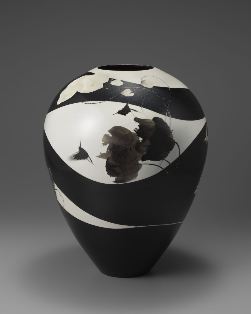 kikuchi biennale: Kazu Yoneda, Painted Jar with Black Glaze “Enjoying the Early Evening,” 2025, 44 × 34 × 34 cm. Photo by S&T Photo. Courtesy of Tomo Museum.
