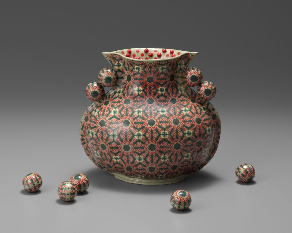 kikuchi biennale: Heidi Tarver, She’s Losing Her Marbles: Digital Overload, 2025, 23 × 30.5 × 15 cm. Photo by S&T Photo. Courtesy of Tomo Museum.
