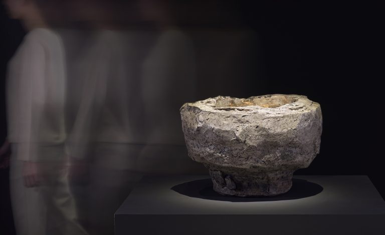 kikuchi biennale: Gaku Nakane, Contemplation on Borders, 2025, exhibition view of Kikuchi Biennale XI: The Present of Ceramics, Tomo Museum, Tokyo, Japan. Photo by S&T Photo. Courtesy of Tomo Museum.
