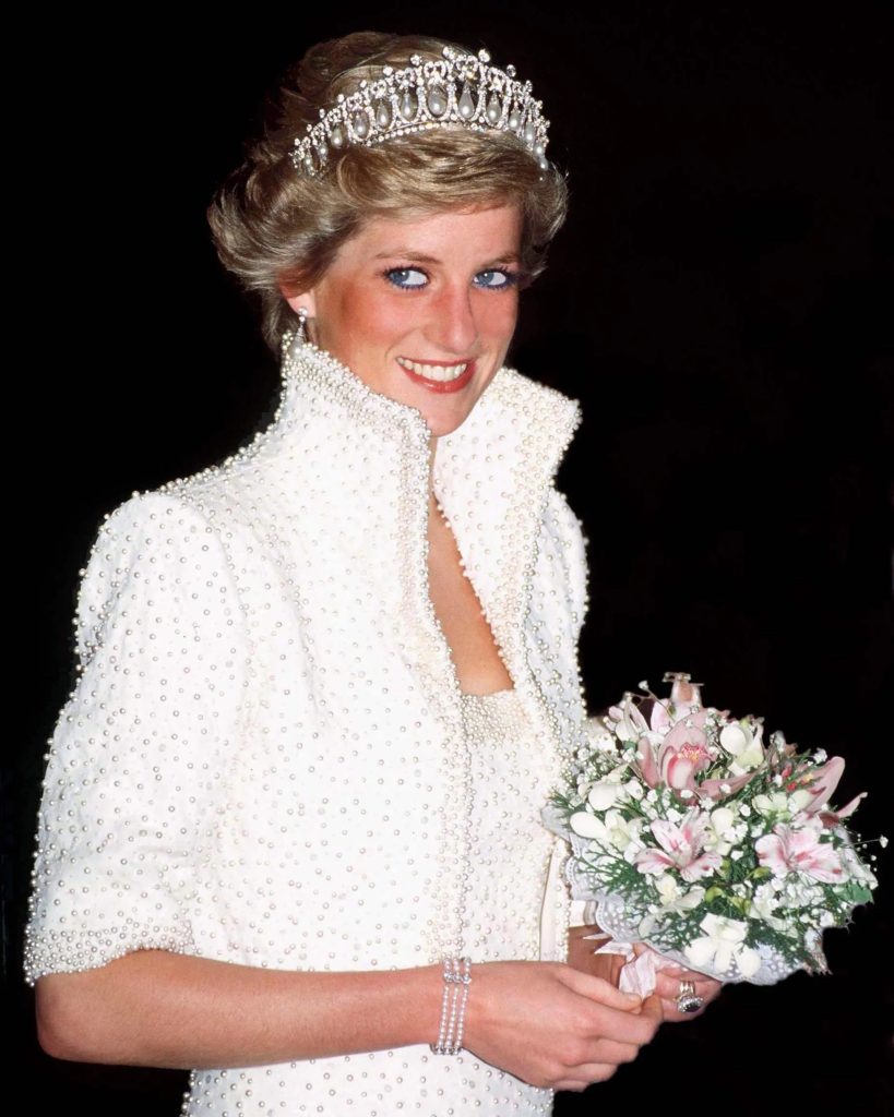 Beautiful Tiaras: Princess Diana Diana wearing the Cambridge Lover’s Knot Tiara in Hong Kong in 1989. Natural Diamonds.
