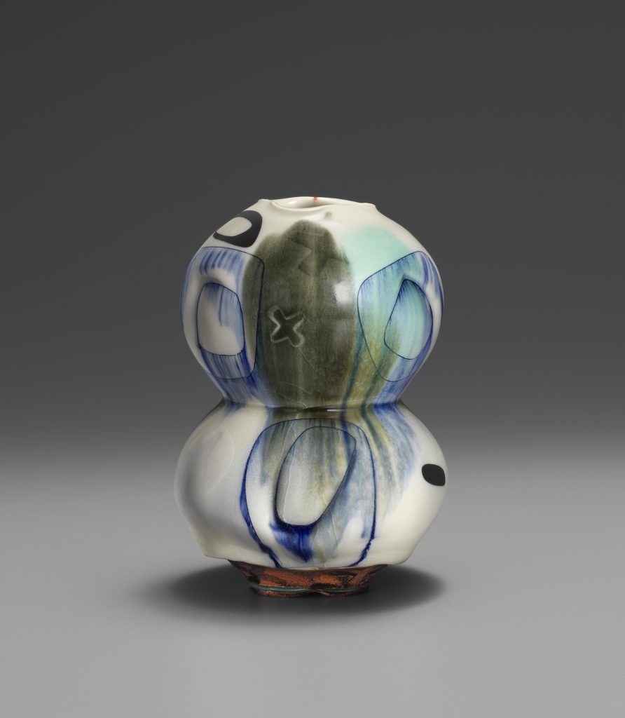kikuchi biennale: Ray Brown, Gourd Vase, 2025, 15.2 × 10.2 × 10.2 cm. Photo by S&T Photo. Courtesy of Tomo Museum.
