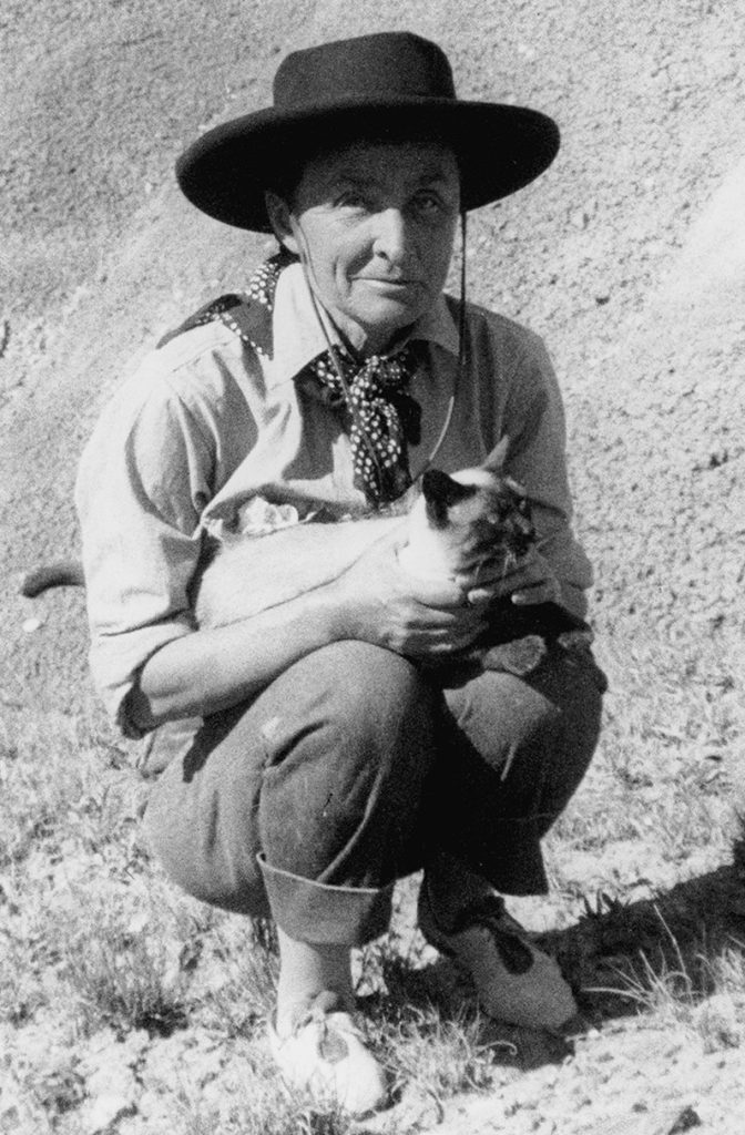 artists cats: Georgia O’Keeffe with one of her cats, Georgia O’Keeffe Museum, Santa Fe, NM, USA. Instagram.
