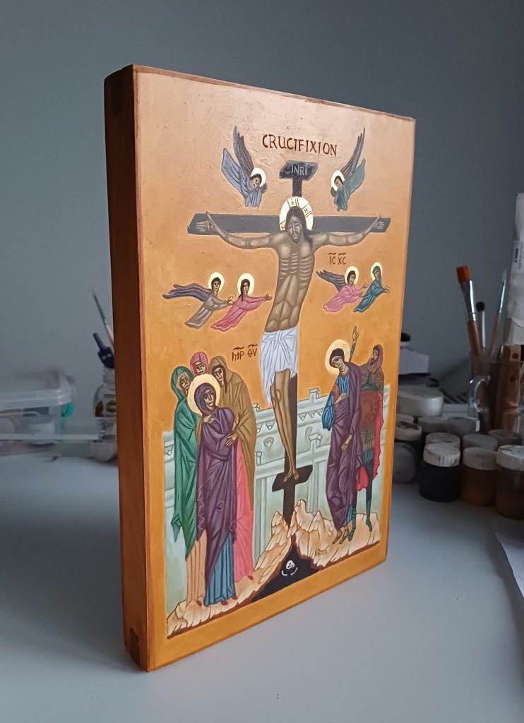 Epitaphios: Monika Bartosiak, Crucifixion, 2025, egg tempera and gold leaf on wood, Warsaw, Poland. The image showcases the reflective 24K gold leaf on the halos of Jesus, the Angels, and the Saints. Photograph by the author.
