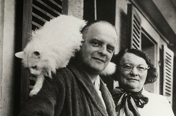 artists cats: Paul Klee with cat and wife, Lily Stomph. Twitter. Detail.
