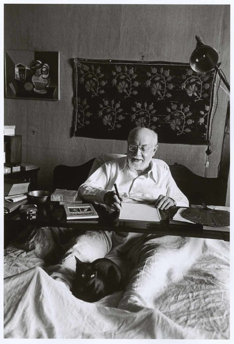 artists cats: Henri Matisse with the cat curled between his legs, Nice, France. Photograph by Robert Capa. The Robert Capa and Cornell Capa Archive, Gift of Cornell and Edith Capa, 1992. ICP.
