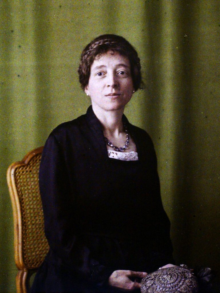 Georgette Agutte: Auguste Léon, Autochrome portrait of Georgette Agutte, 1921, Musée Albert-Kahn, Boulogne-Billancourt, France. Wikimedia Commons (public domain).
.
