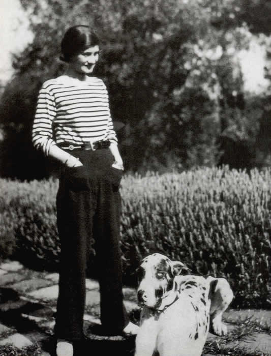 coco chanel designs: Gabrielle “Coco” Chanel poses in a sailor top in 1928. Wikimedia Commons (public domain).
