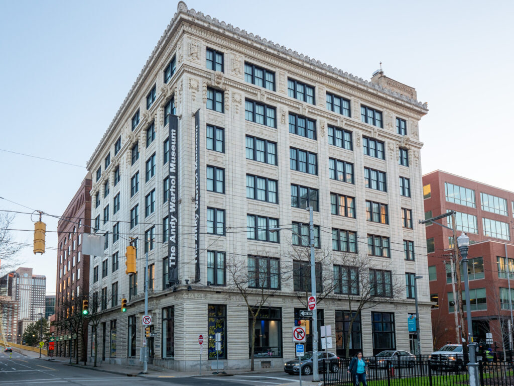 andy warhol quiz: The Andy Warhol Museum. Photograph by Popscreenshot via Wikimedia Commons (CC BY-SA 3.0).