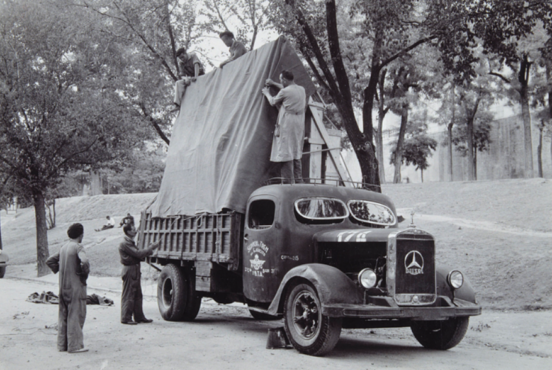 A military truck provided to transport the artworks from the Prado Museum, moments before departing for Valencia.