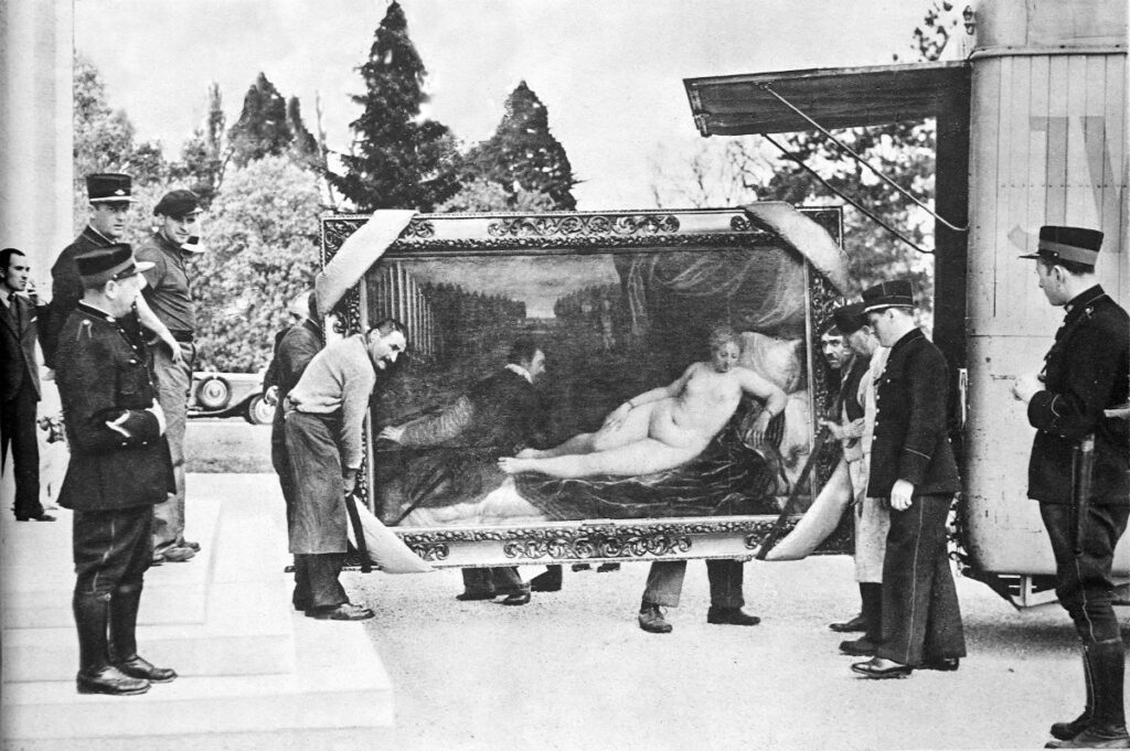 Evacuation of Prado Museum: Transporting a Titian’s painting in front of the Swiss Police. El Mundo
