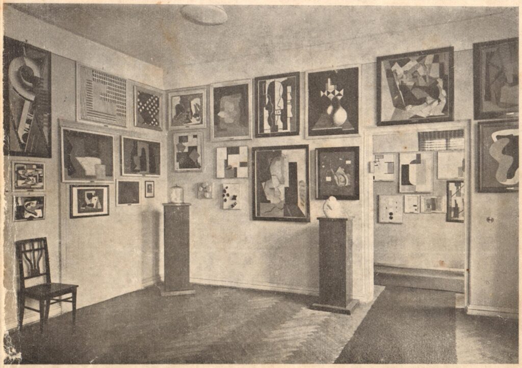 Gifts of Friendship: Gallery at the J. and K. Bartoszewicz Municipal Museum of History and Art in Łódź, displaying the International Collection of Modern Art “a.r.”, 1931. Photo by Włodzimierz Pfeiffer.
