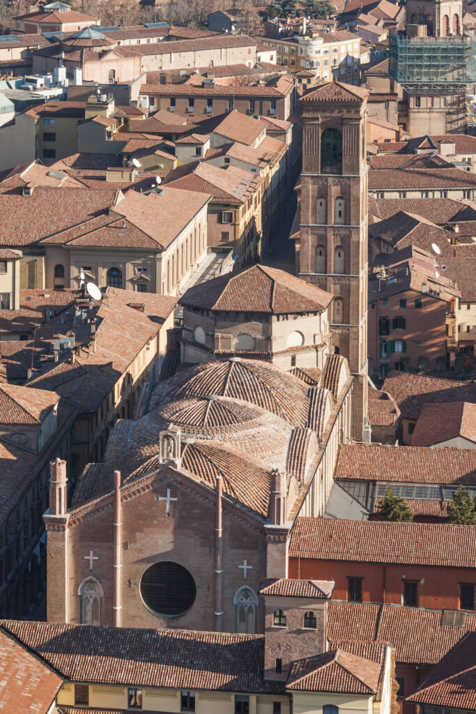 Bologna women artists: Basilica di San Giacomo Maggiore, Bologna, Italy. Photograph by CEphoto, Uwe Aranas via Wikimedia Commons (CC BY-SA 3.0).
