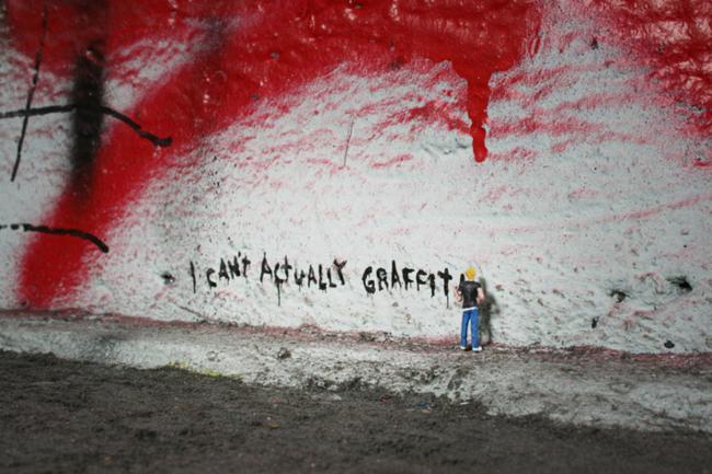 Slinkachu: Slinkachu, I Can’t Actually Graffiti. Street Art London.
