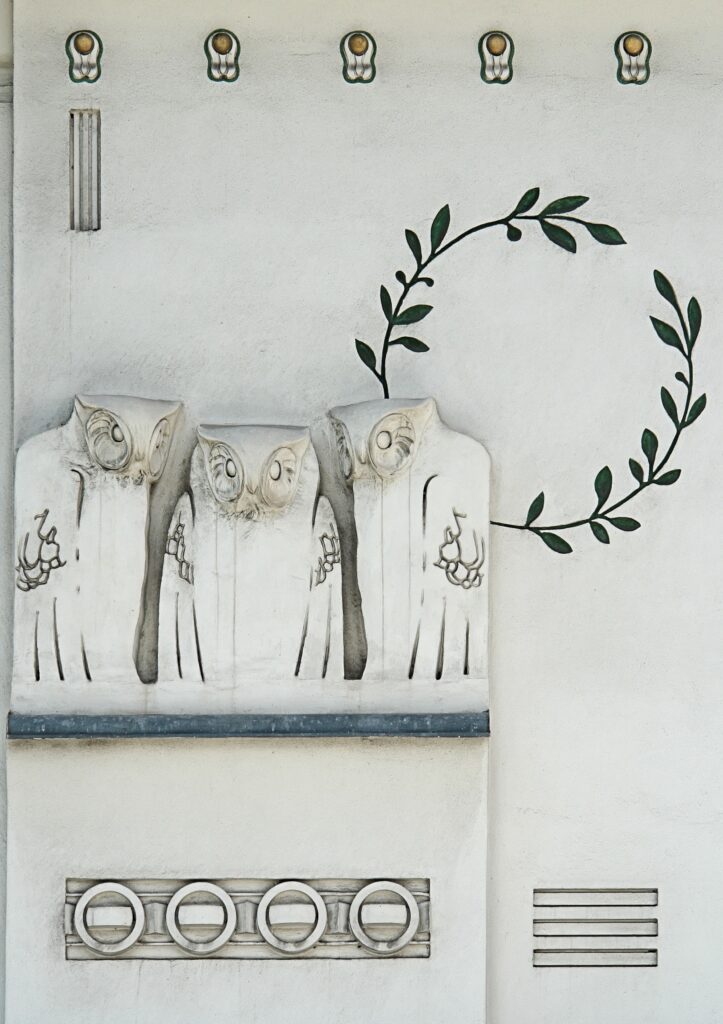 Vienna Secession: Josef Maria Olbrich, Decoration of the Vienna Secession Building, 1898. Photograph by Alberto Fernandez Fernandez via Wikimedia Commons (CC BY 2.5).
