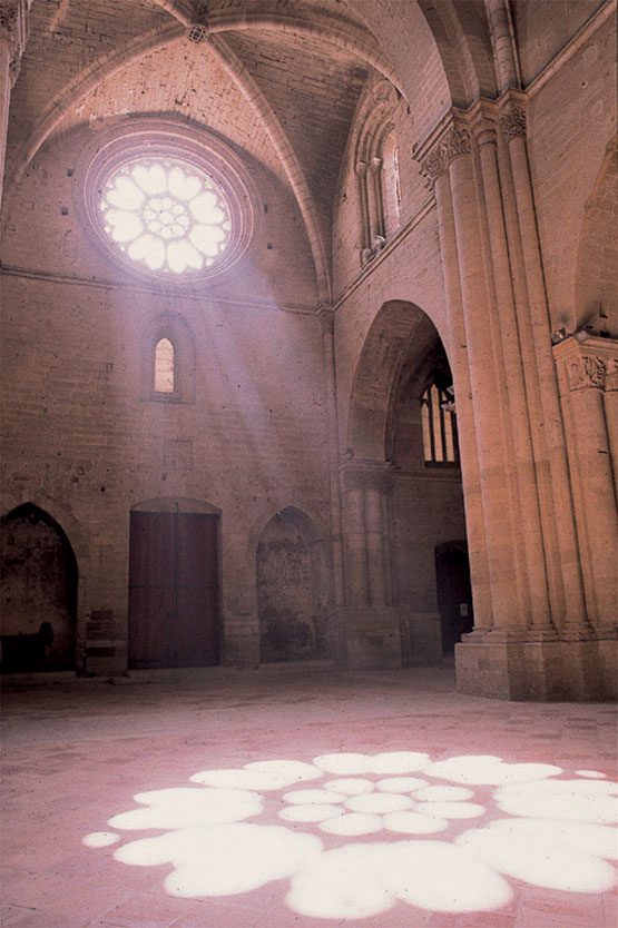gothic stained glass: Interior of the Old Cathedral of Lleida, Lleida, Spain. Wikimedia Commons (CC BY-SA 3.0).
