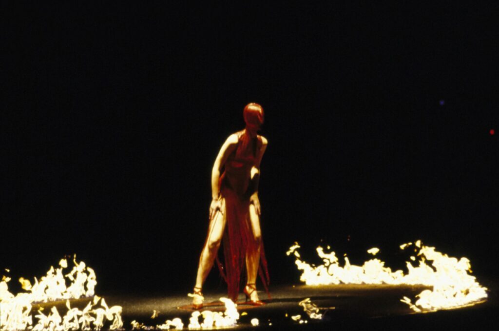 90s art fashion: Alexander McQueen, AW98. Photo Guy Marineau, Vogue © Condé Nast.
